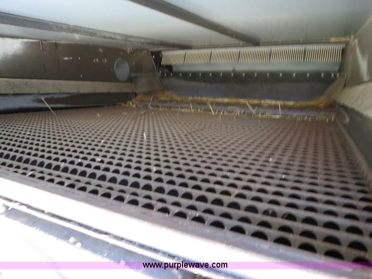 image for item A8592 2001 Gleaner R62 combine