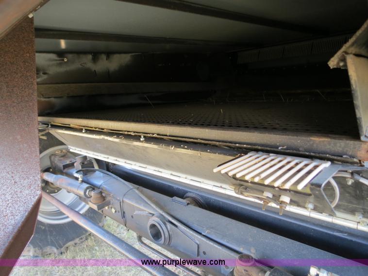 image for item A8592 2001 Gleaner R62 combine