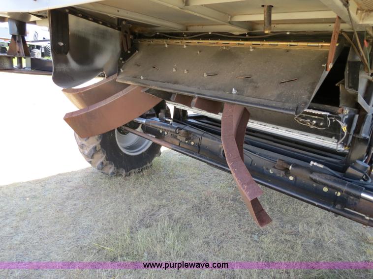 image for item A8592 2001 Gleaner R62 combine