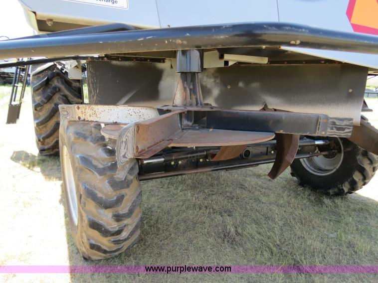 image for item A8592 2001 Gleaner R62 combine