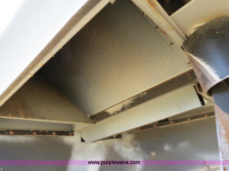 image for item A8592 2001 Gleaner R62 combine