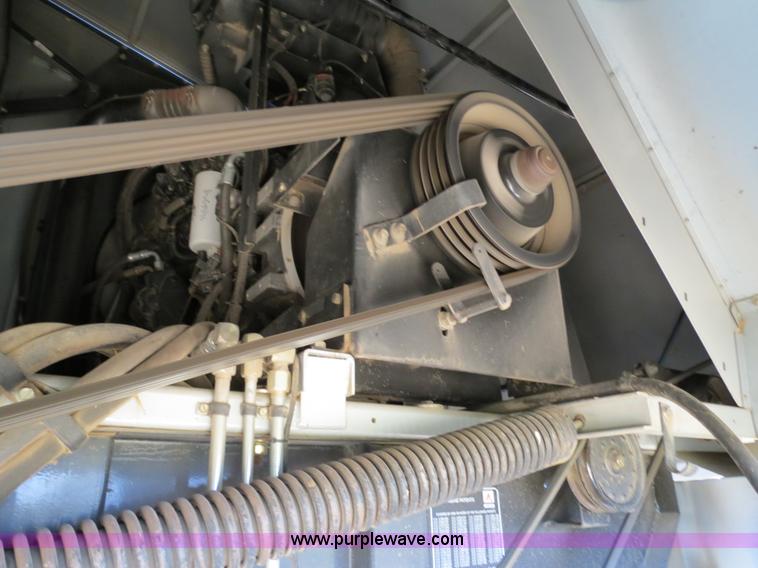 image for item A8592 2001 Gleaner R62 combine