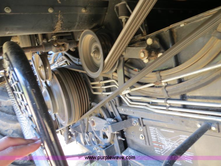 image for item A8592 2001 Gleaner R62 combine