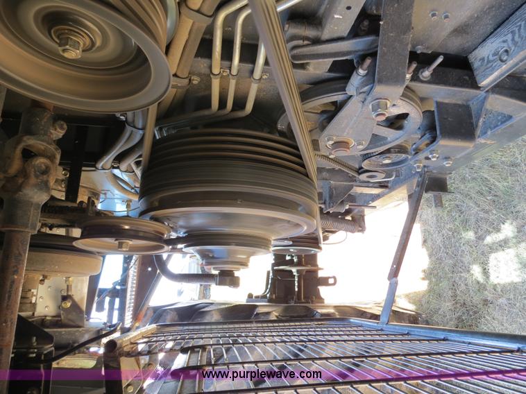 image for item A8592 2001 Gleaner R62 combine