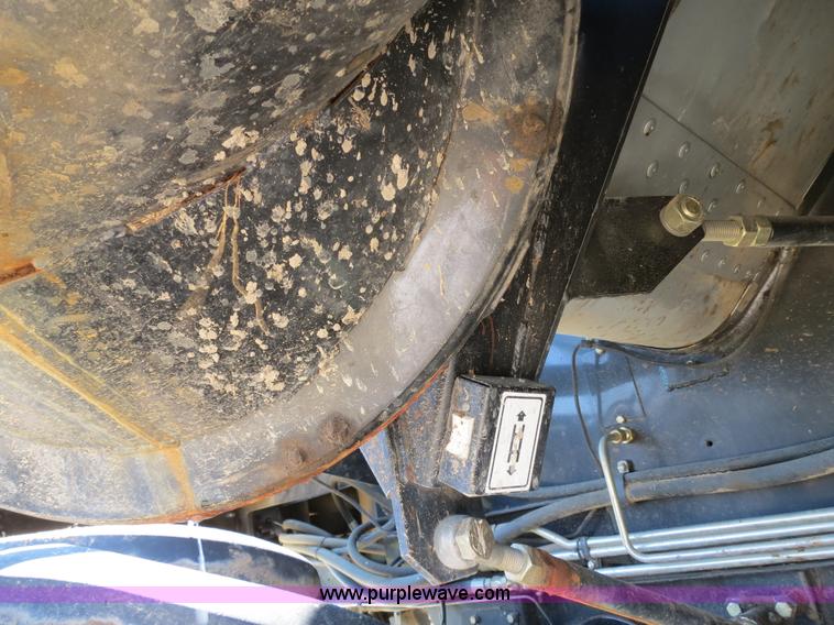 image for item A8592 2001 Gleaner R62 combine