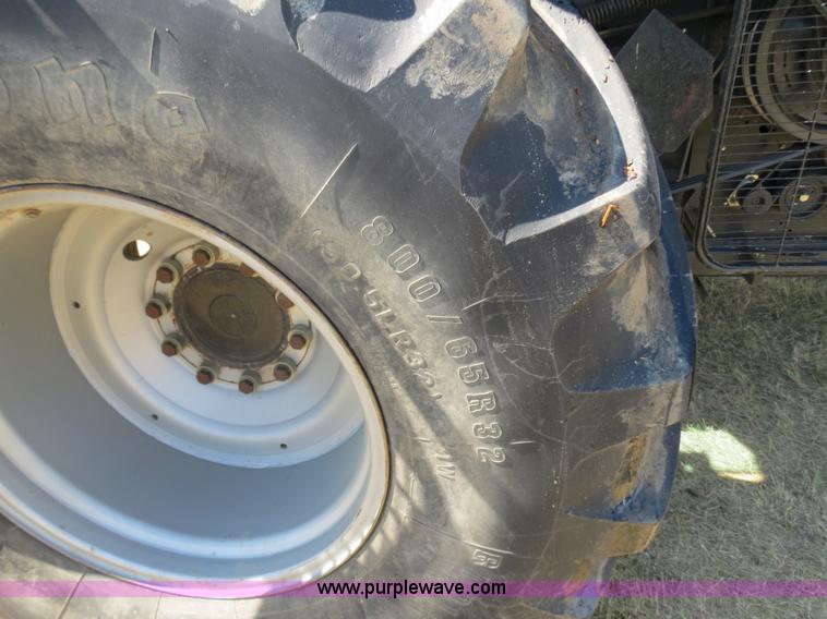 image for item A8592 2001 Gleaner R62 combine