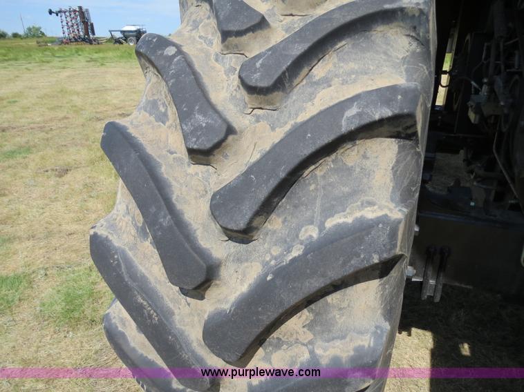 image for item A8592 2001 Gleaner R62 combine