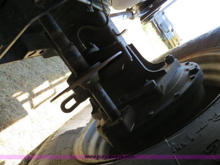 image for item A8592 2001 Gleaner R62 combine