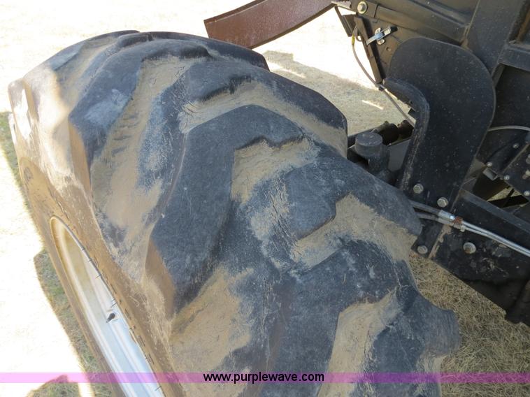 image for item A8592 2001 Gleaner R62 combine