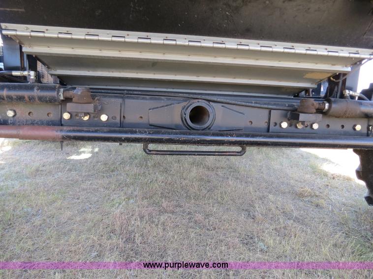 image for item A8592 2001 Gleaner R62 combine