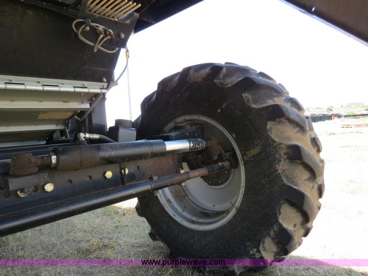 image for item A8592 2001 Gleaner R62 combine