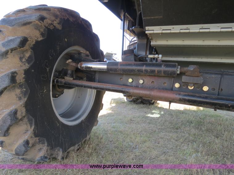 image for item A8592 2001 Gleaner R62 combine