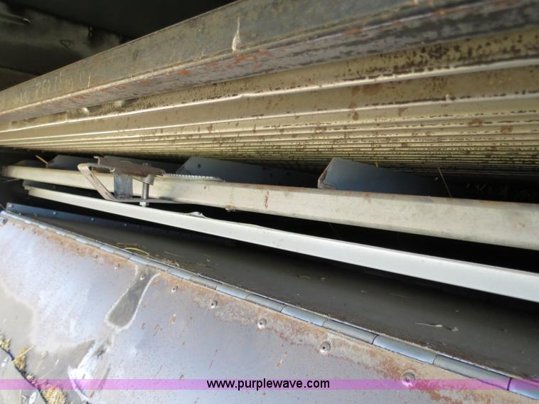 image for item A8592 2001 Gleaner R62 combine