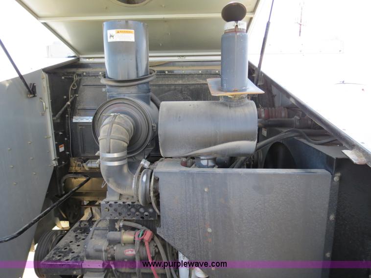 image for item A8592 2001 Gleaner R62 combine