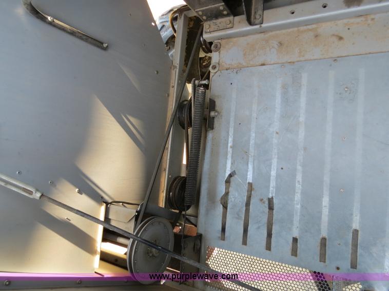 image for item A8592 2001 Gleaner R62 combine