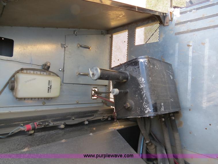 image for item A8592 2001 Gleaner R62 combine