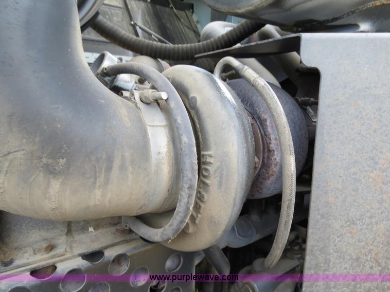 image for item A8592 2001 Gleaner R62 combine