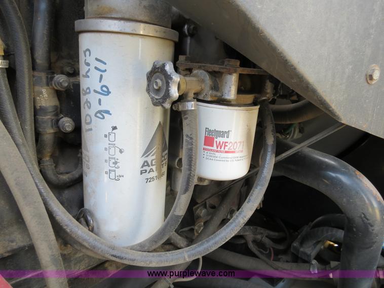 image for item A8592 2001 Gleaner R62 combine