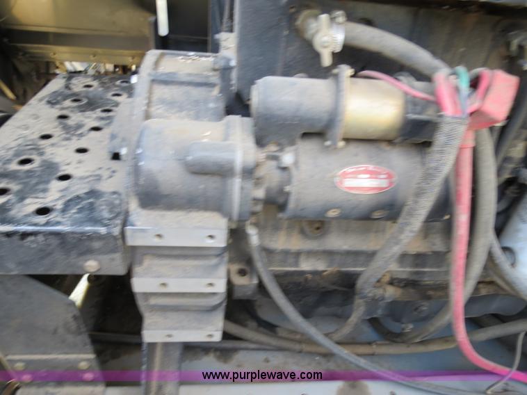 image for item A8592 2001 Gleaner R62 combine