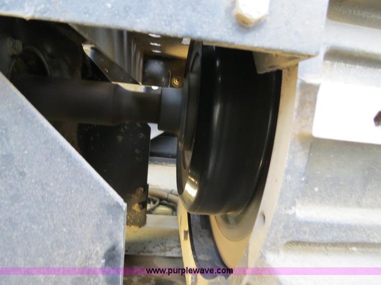 image for item A8592 2001 Gleaner R62 combine