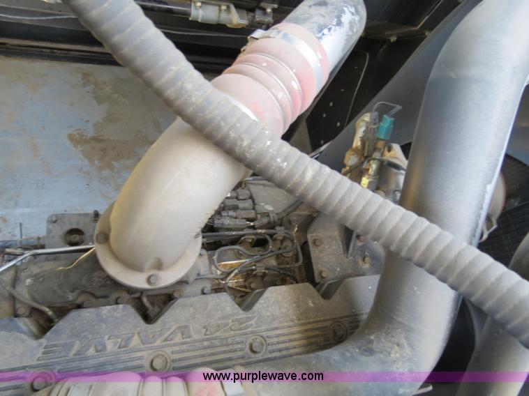 image for item A8592 2001 Gleaner R62 combine