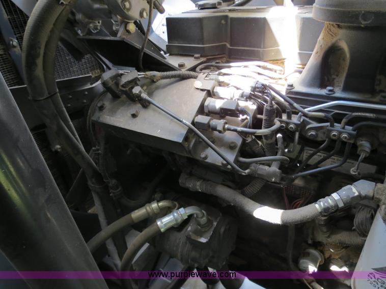 image for item A8592 2001 Gleaner R62 combine