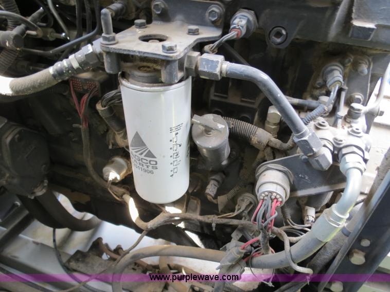 image for item A8592 2001 Gleaner R62 combine