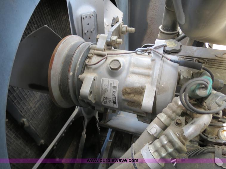 image for item A8592 2001 Gleaner R62 combine