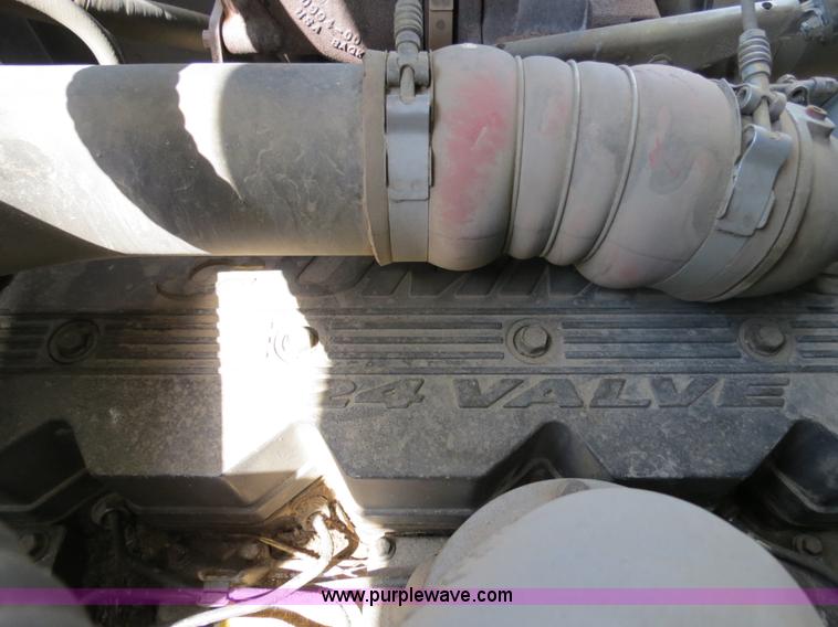 image for item A8592 2001 Gleaner R62 combine