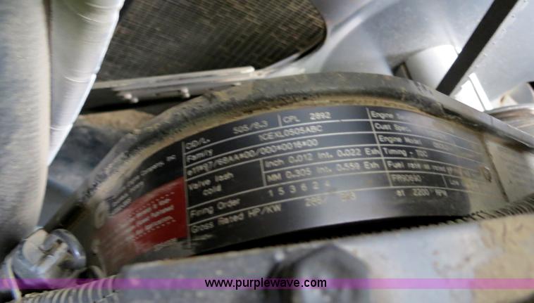 image for item A8592 2001 Gleaner R62 combine