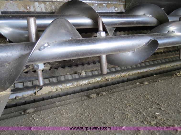 image for item A8592 2001 Gleaner R62 combine