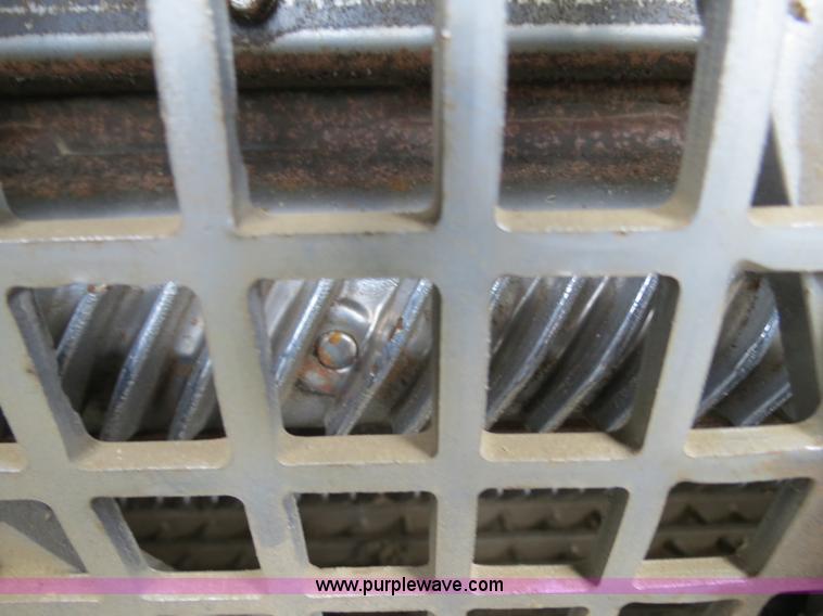 image for item A8592 2001 Gleaner R62 combine