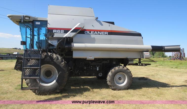 image for item A8593 1998 Gleaner R62 combine
