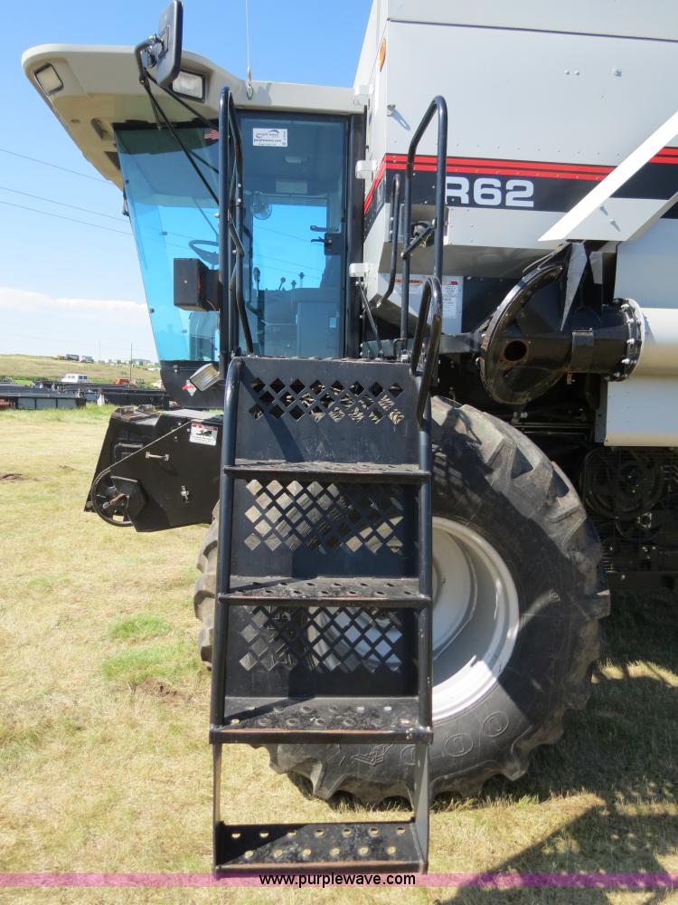 image for item A8593 1998 Gleaner R62 combine