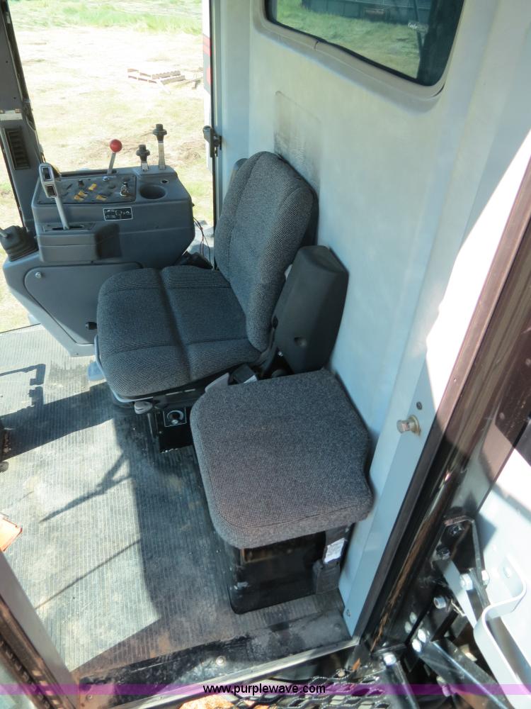 image for item A8593 1998 Gleaner R62 combine