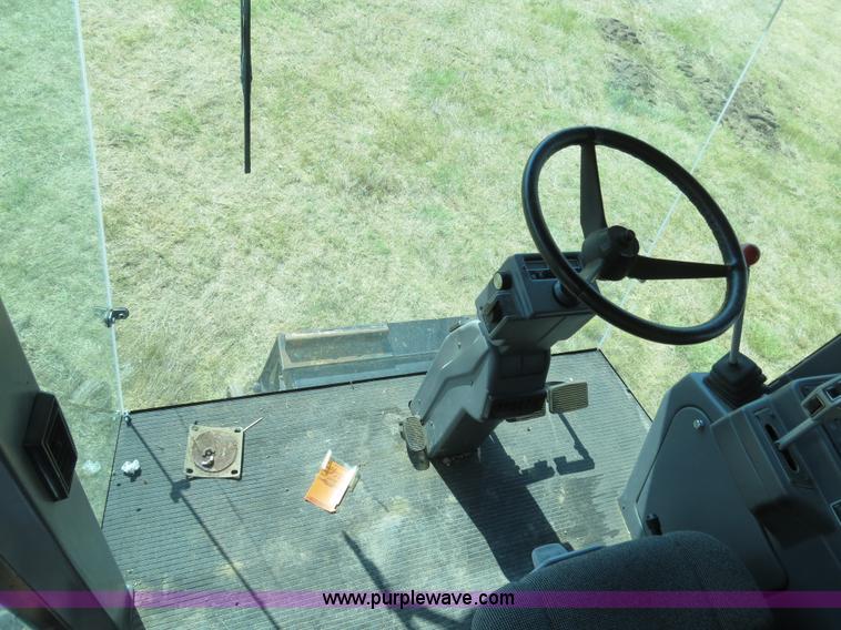 image for item A8593 1998 Gleaner R62 combine