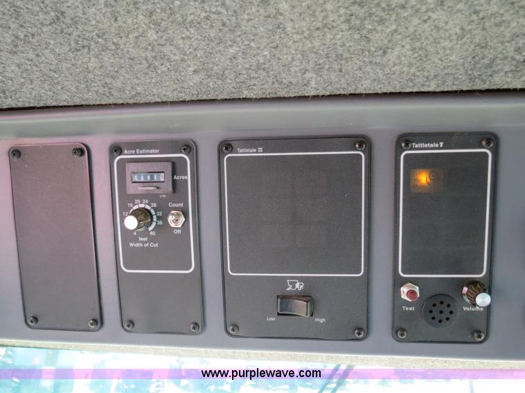 image for item A8593 1998 Gleaner R62 combine