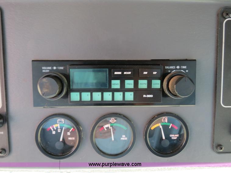 image for item A8593 1998 Gleaner R62 combine