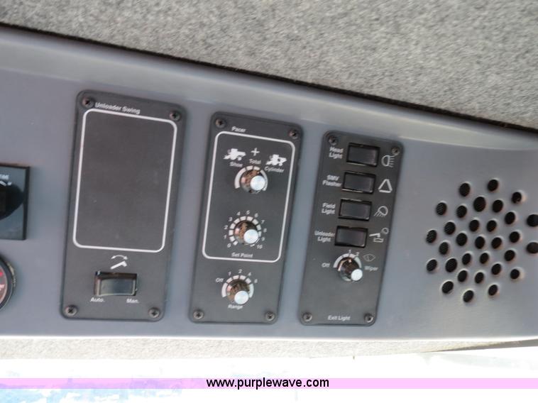 image for item A8593 1998 Gleaner R62 combine