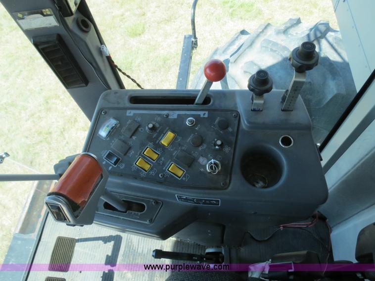 image for item A8593 1998 Gleaner R62 combine