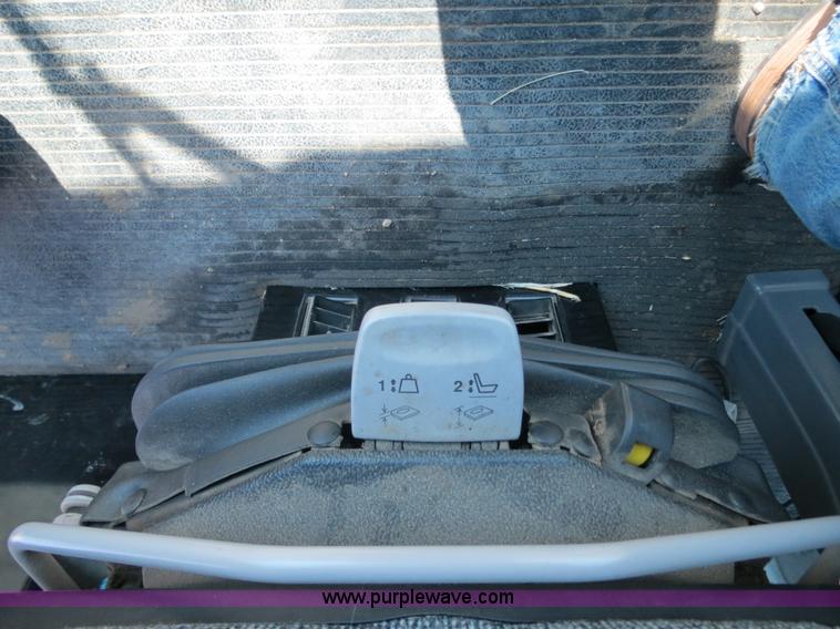 image for item A8593 1998 Gleaner R62 combine