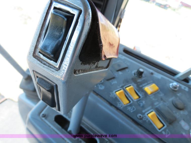 image for item A8593 1998 Gleaner R62 combine