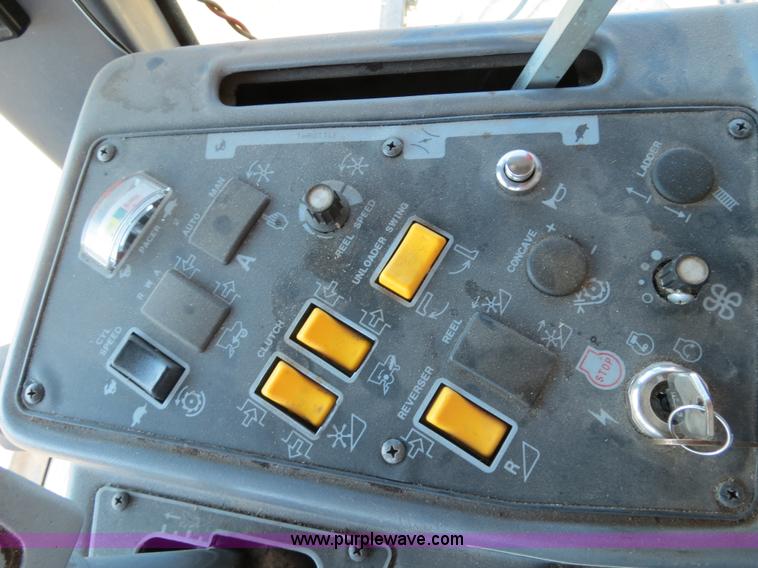 image for item A8593 1998 Gleaner R62 combine