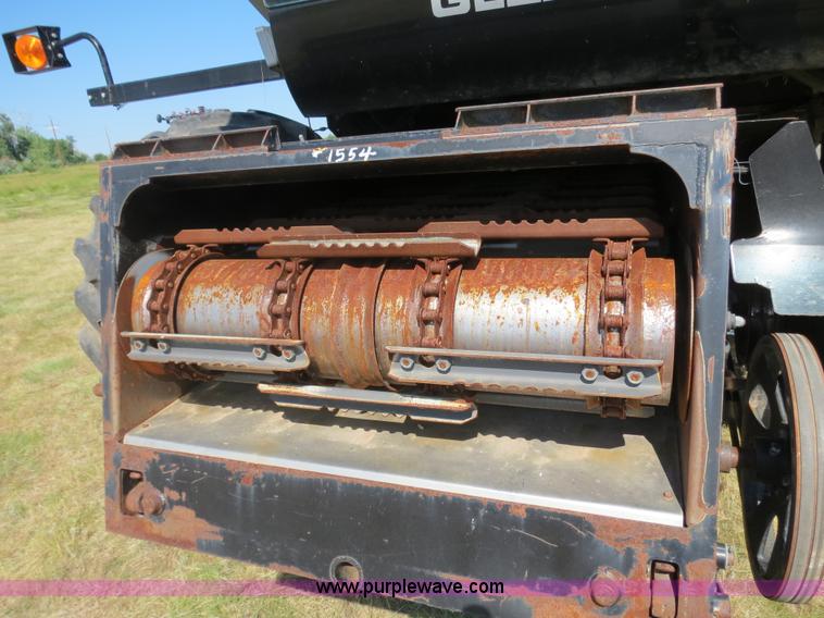 image for item A8593 1998 Gleaner R62 combine