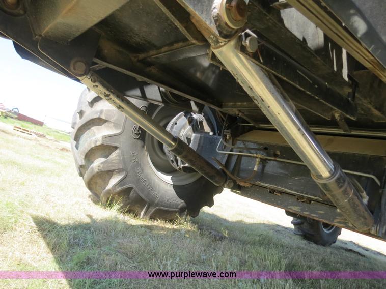 image for item A8593 1998 Gleaner R62 combine