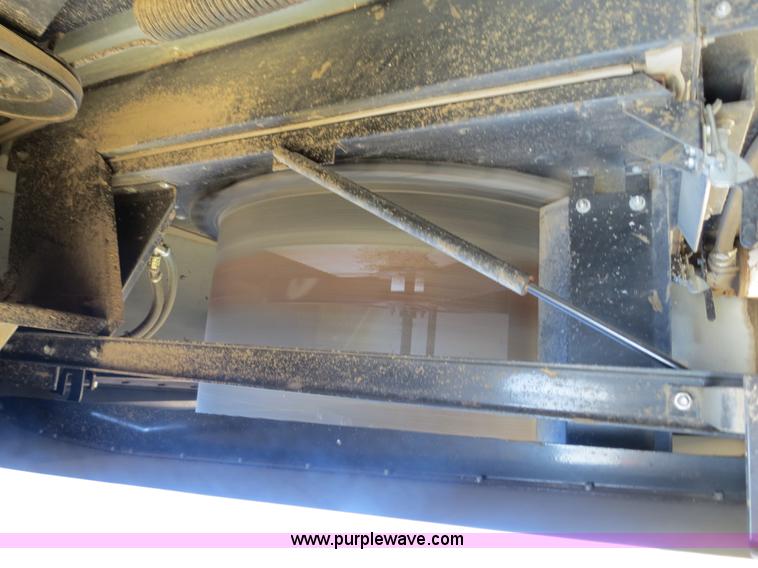 image for item A8593 1998 Gleaner R62 combine