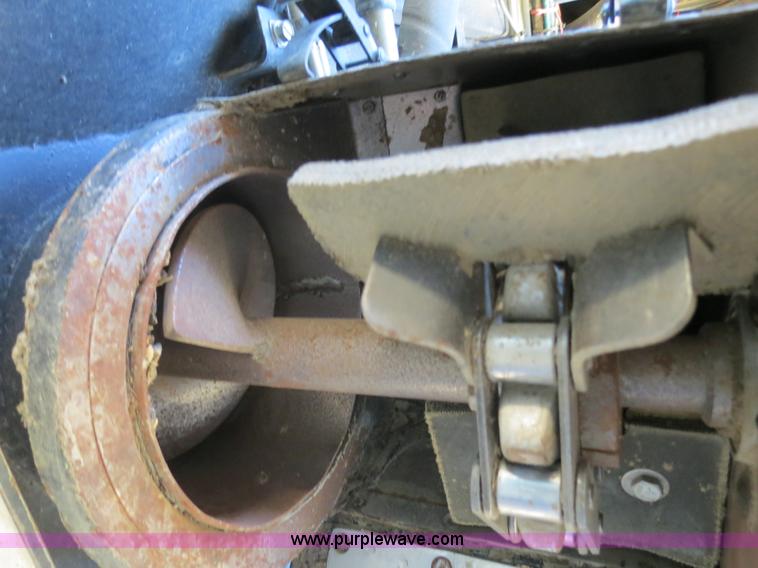 image for item A8593 1998 Gleaner R62 combine