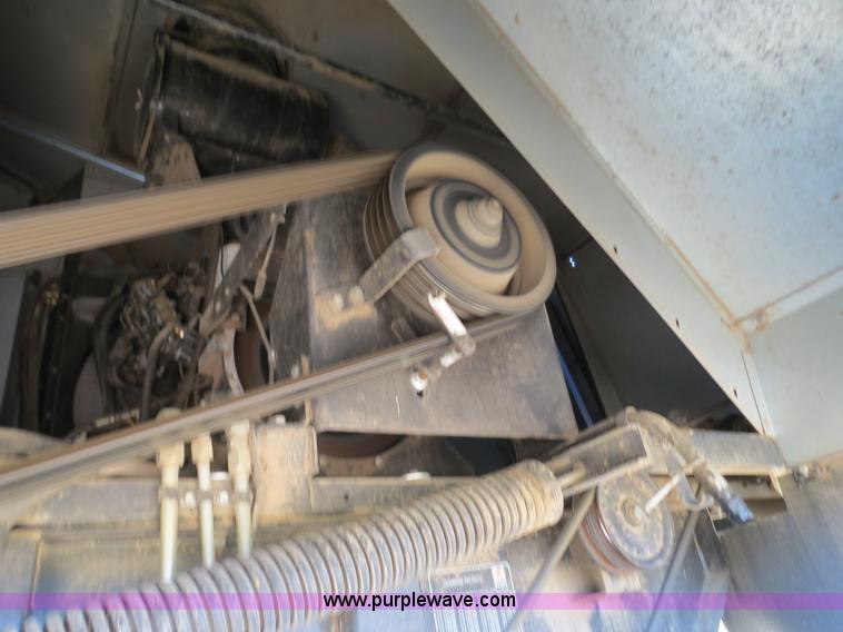 image for item A8593 1998 Gleaner R62 combine