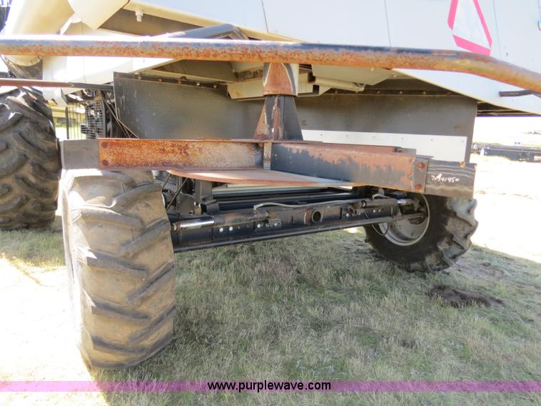 image for item A8593 1998 Gleaner R62 combine