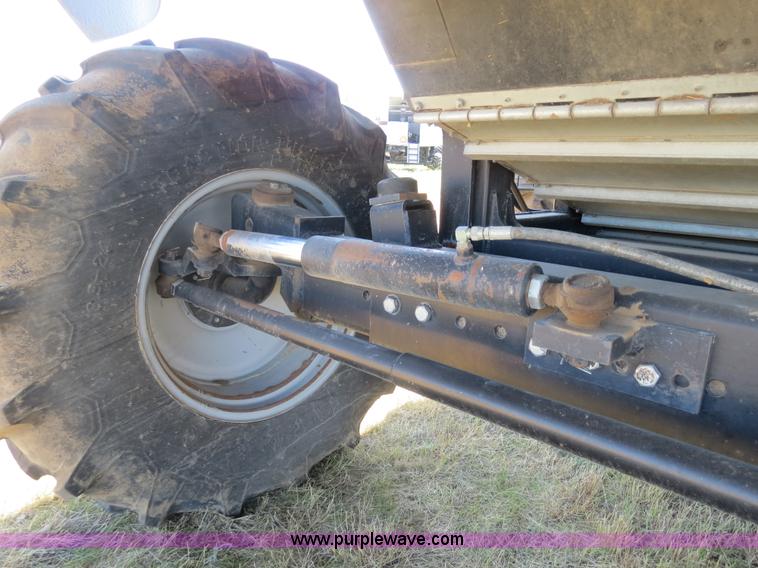 image for item A8593 1998 Gleaner R62 combine